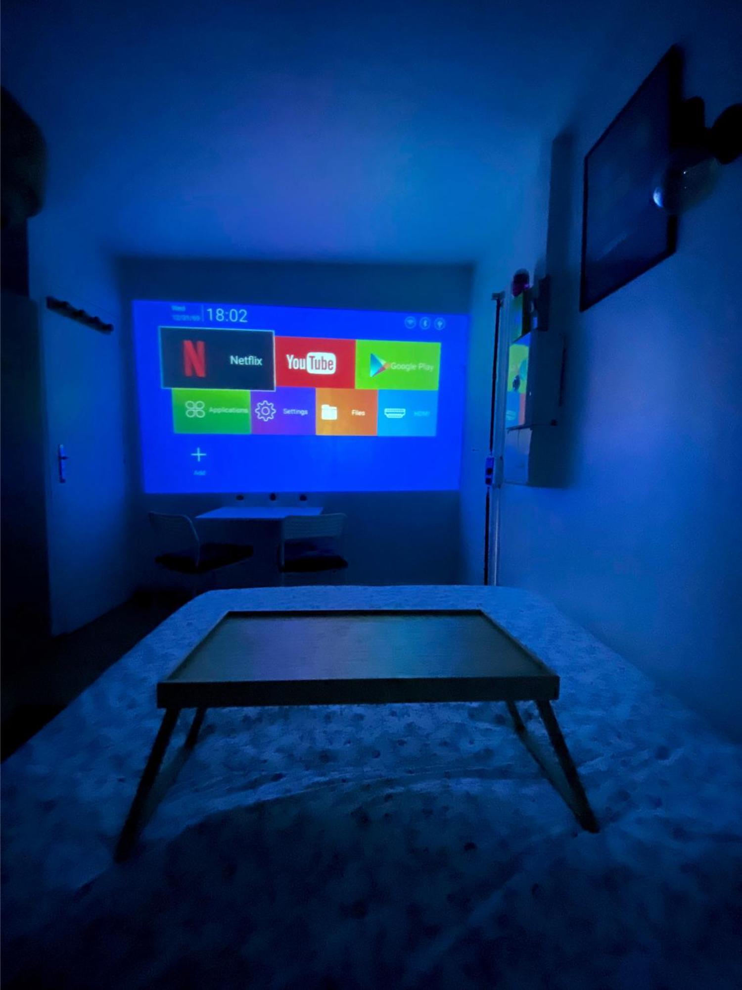 Cozy Projector Home, 6 Min To Metro Apartment